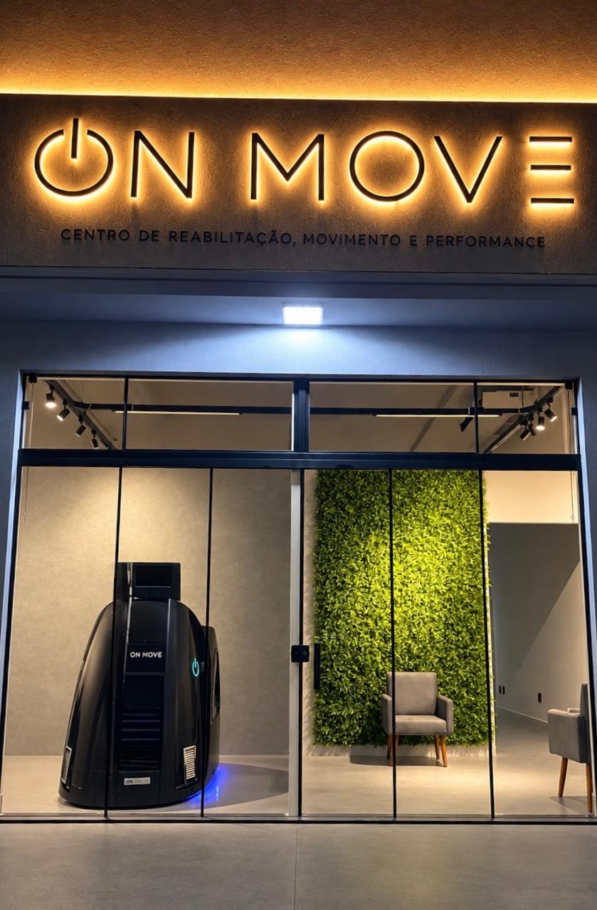 Fachada atual do ON MOVE com letreiro iluminado, entrada de vidro e parede verde